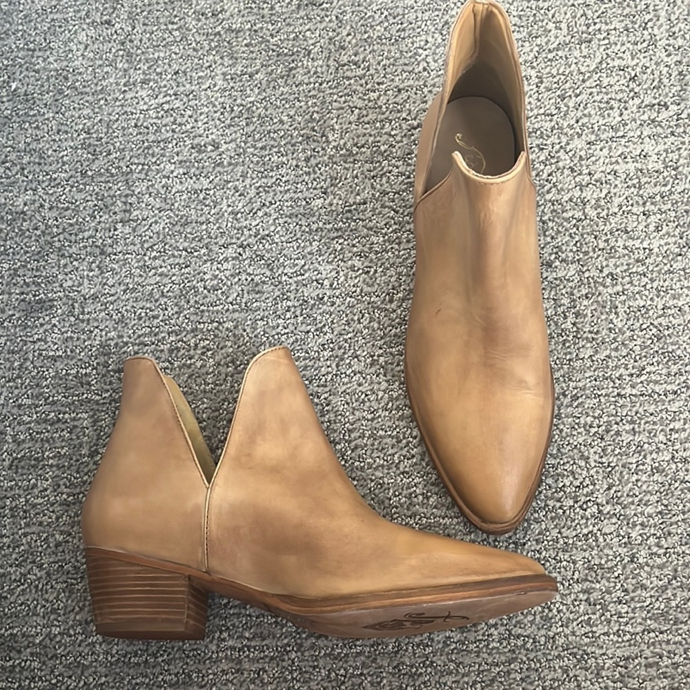 Free People Charm Double V Ankle Boots in Tan Leather - Size 9 (39)